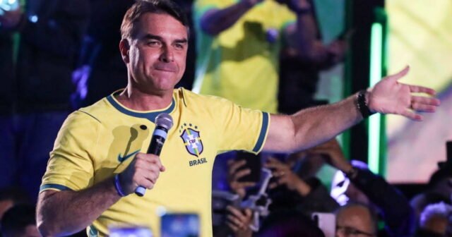 Flavio Bolsonaro, con trai của cựu tổng thống đang bị