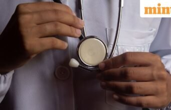 Giữa cuộc thi NEET, bác sĩ gây ra cuộc tranh luận về thành tích và đặc quyền: ‘Tôi vừa có cơ hội tốt hơn’