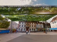 Haagnau. Cấu trúc trên không tượng trưng cho tán cây để tạo bóng mát tại Place du Forum