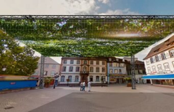 Haagnau. Cấu trúc trên không tượng trưng cho tán cây để tạo bóng mát tại Place du Forum