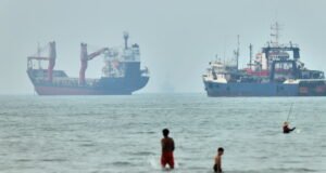 Iran đóng cửa eo biển, Mỹ đáp trả bằng đòn tấn công quy mô lớn
