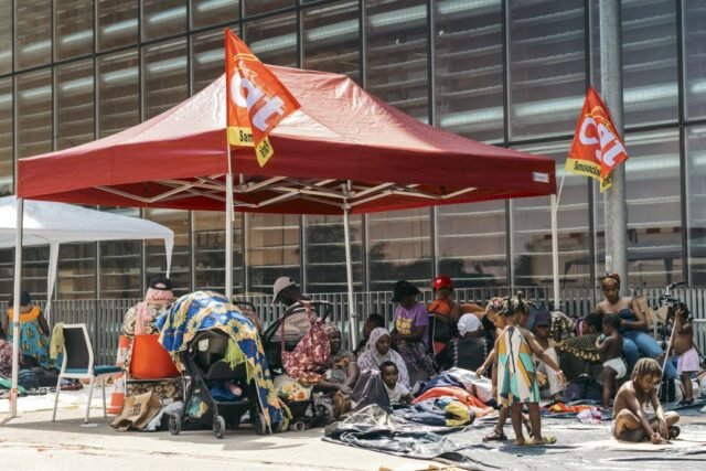 “Khó khăn quá, ở ngoài sẽ chết”: Ở Paris, hàng