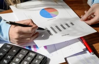 Kinh tế có nên bắt buộc đối với sinh viên đại học?