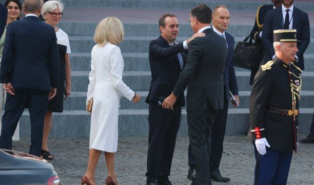 Đệ nhất phu nhân Brigitte Macron và Thủ tướng Sébastien Lecornu chào đón Mark Rutte, Tổng thư ký NATO. Ảnh Sipa/JP Pariente