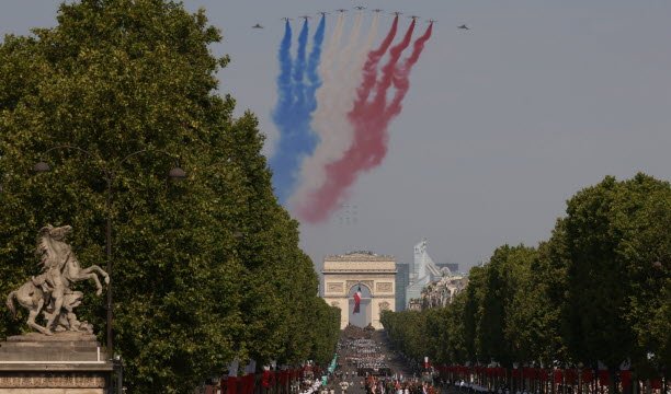 Patrouille de France khai mạc cuộc duyệt binh trên không. Ảnh Sipa/Thomas Padilla