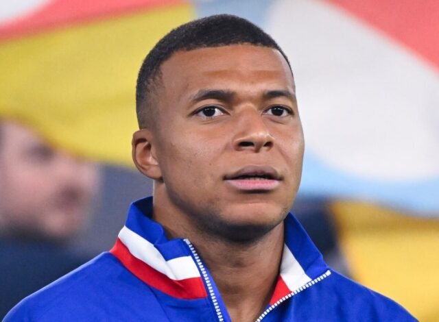 Kylian Mbappé và Esther Exposito ở Paris: mua sắm tại