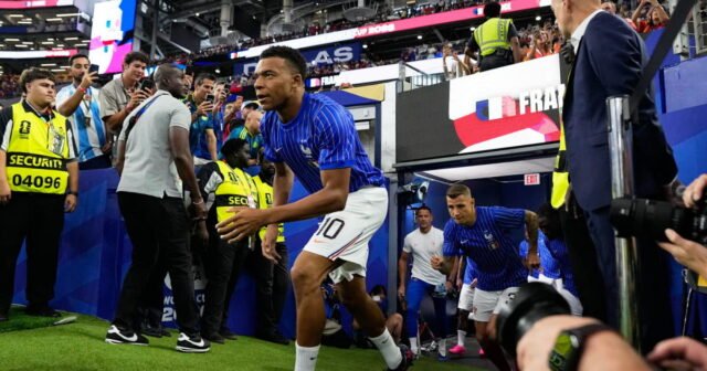 Kylian Mbappé và The Blues bước vào đấu trường Dallas,
