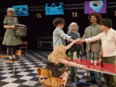 Lễ hội Avignon: “Mọi thứ phải đi” của Forced Entertainment, một bộ phim khoa học viễn tưởng đang suy tàn trong một tương lai bị AI nuốt chửng