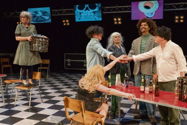 Lễ hội Avignon: “Mọi thứ phải đi” của Forced Entertainment,