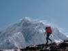 Leo núi. Sau một vài cuộc phiêu lưu, Alsatian Constance Schaerer đang trên đường đến Núi Elbrus, nóc nhà của Châu Âu