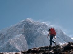 Leo núi. Sau một vài cuộc phiêu lưu, Alsatian Constance Schaerer đang trên đường đến Núi Elbrus, nóc nhà của Châu Âu
