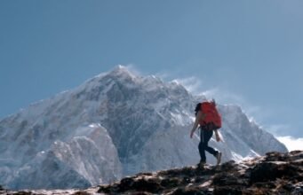 Leo núi. Sau một vài cuộc phiêu lưu, Alsatian Constance Schaerer đang trên đường đến Núi Elbrus, nóc nhà của Châu Âu