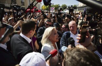Marine Le Pen lên án nhưng điên cuồng ứng cử viên