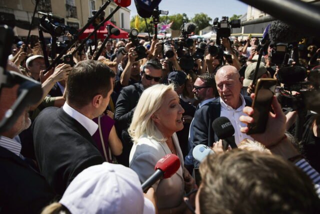 Marine Le Pen lên án nhưng điên cuồng ứng cử