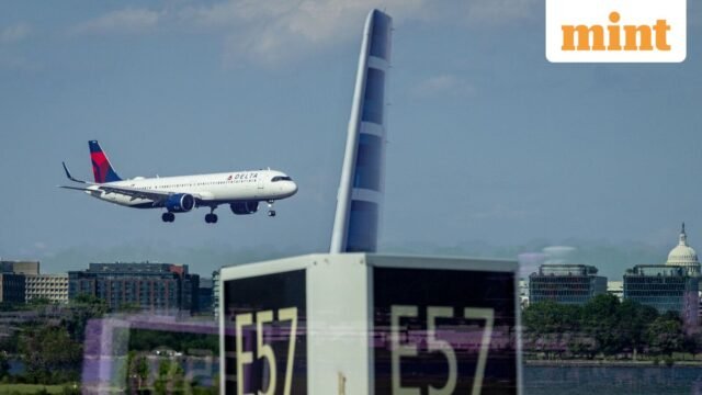 Máy bay của Delta Air Lines bị trúng pháo hoa