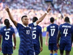 Mbappé cho nổ tung két sắt của Paraguay và đưa The Blues vào tứ kết