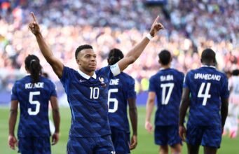 Mbappé cho nổ tung két sắt của Paraguay và đưa The Blues vào tứ kết