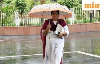 Mưa ở Delhi TRỰC TIẾP: IMD cảnh báo về những trận mưa như trút nước tiếp theo; mưa rào vào ban đêm giúp giảm bớt thời tiết nóng ẩm