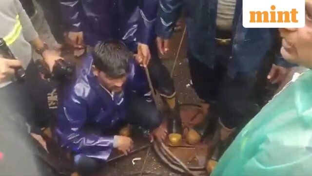 Mưa ở Mumbai: Người đàn ông rơi xuống hố ga