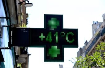 Nắng nóng: 26 tỉnh đỏ rực, cháy rừng tàn phá rừng Fontainebleau và Drôme
