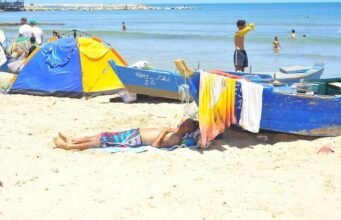 Nắng nóng ở Tunisia: Mất điện, đất nước chết ngạt ở 49°C