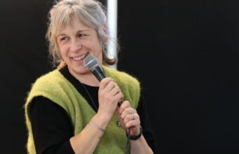 Nhà văn người Alsatian Agnès Ledig trả lại Legion of Honor cho mình