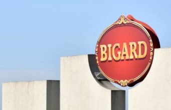 Nông nghiệp. Người chăn nuôi gia súc biểu tình trước lò mổ Bigard phản đối việc giảm giá “vô lý”