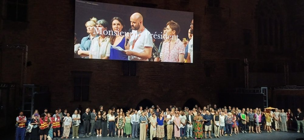Julien Gosselin và các nghệ sĩ của Lễ hội Avignon tại Cour d'Honneur vào ngày 12 tháng 7 ảnh Christophe Candoni