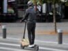 Ở Péronne, người điều khiển xe máy điện phải đội mũ bảo hiểm và đèn chiếu sáng