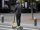 Ở Péronne, người điều khiển xe máy điện phải đội mũ bảo hiểm và đèn chiếu sáng