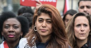Paris. Bị xét xử vì ủng hộ khủng bố, Rima Hassan được hoãn phiên tòa vào tháng 10