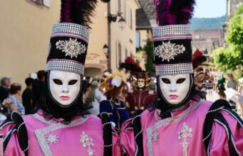 Riquewihr bị xâm chiếm bởi sự kỳ diệu của lễ hội Venice