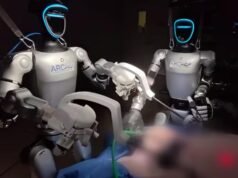 Robot hình người thực hiện phẫu thuật với các dụng cụ y tế cổ điển!
