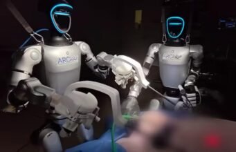 Robot hình người thực hiện phẫu thuật với các dụng cụ y tế cổ điển!