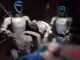 Robot hình người thực hiện phẫu thuật với các dụng cụ y tế cổ điển!