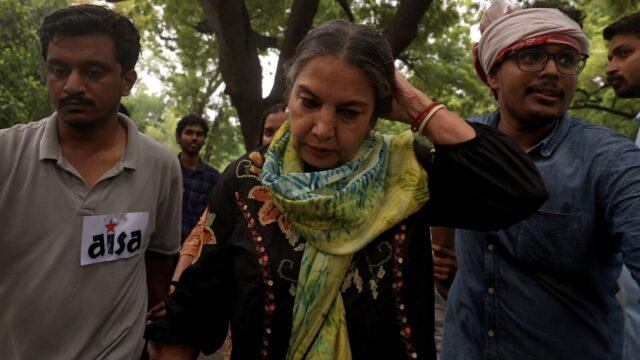 Shabana Azmi, 75 tuổi, cảm thấy chóng mặt trước cuộc
