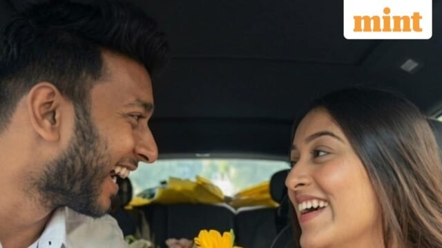 Siya Goyal có trò chuyện với một người bạn và