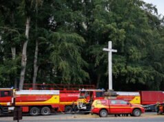 Sóng nhiệt trực tiếp. Năm cảnh sát bảo vệ trong vụ cháy ở Fontainebleau, mưa đá to bằng quả bóng bàn ở miền Tây