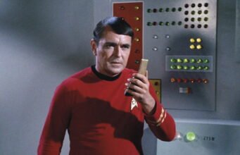 Star Trek: điện thoại nắp gập, trợ lý giọng nói, đồng hồ kết nối… 10 vật thể này biến từ hư cấu thành hiện thực