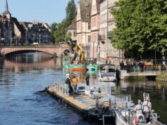 Strasbourg. Chiếc phao Batorama mới đầu tiên diễn ra trên Ill