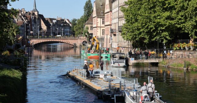 Strasbourg. Chiếc phao Batorama mới đầu tiên diễn ra trên