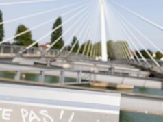 Strasbourg-Kehl. Một người đàn ông rơi từ cầu đi bộ Deux-Rives, lính cứu hỏa đến trợ giúp