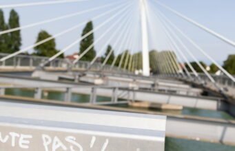 Strasbourg-Kehl. Một người đàn ông rơi từ cầu đi bộ Deux-Rives, lính cứu hỏa đến trợ giúp