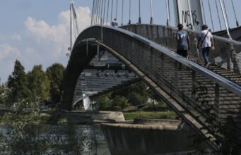 Strasbourg. Một người mẹ ném mình xuống cầu đi bộ Deux-Rives với đứa con trên tay