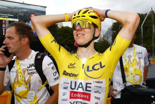 Tadej Pogacar nhìn lại cuộc kiểm tra chống doping của mình vào lúc nửa đêm