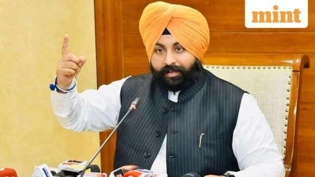 Tài liệu trở lại vị trí trung tâm khi BJP,