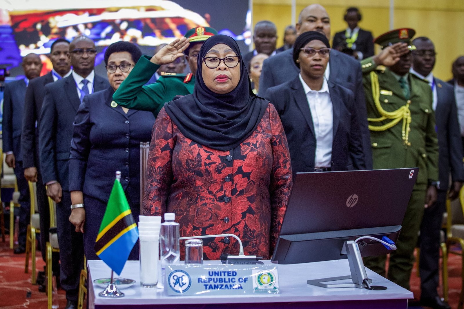 Tổng thống Tanzania Samia Suluhu tham gia Hội nghị thượng đỉnh chung khu vực bất thường giữa các nguyên thủ quốc gia của Cộng đồng phát triển Nam Phi và Cộng đồng Đông Phi tại Tòa nhà bang ở Dar es Salaam vào ngày 8 tháng 2 năm 2025.