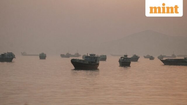 Tàu chở dầu quay vòng tại Hormuz, thay vào đó