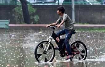 Thời tiết hôm nay: Khi nào Delhi và Mumbai sẽ được giảm bớt những cơn mưa cực lớn? IMD và SkyMet giải thích