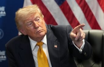 ‘Tối nay hãy đánh mạnh vào họ’: ‘cảnh báo nhỏ’ của Trump đối với Iran khi tình hình chiến tranh lại trở nên tồi tệ